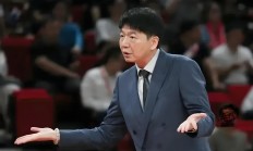 九游娱乐官方网站-篮球场上一位队长展现出了领袖风范