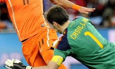 九游官网-足球对决中，一位后卫球员展现出色的防守技巧