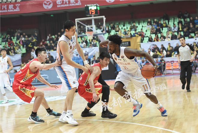 法兰克福队进攻打开方式，轻松击败对手的简单介绍