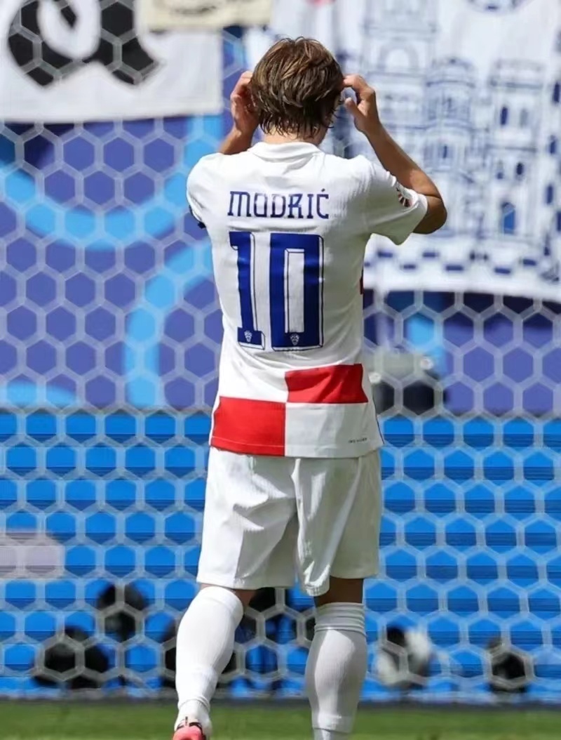 包含阿尔巴尼亚队华丽凯旋，备战一场欧洲足球对抗赛的词条