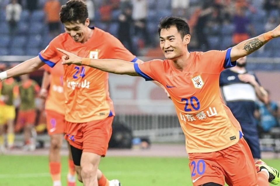 比赛拉开帷幕,对手在场上奋力拚杀,争夺胜利 比赛拉开帷幕,对手在场上奋力拚杀,争夺胜利