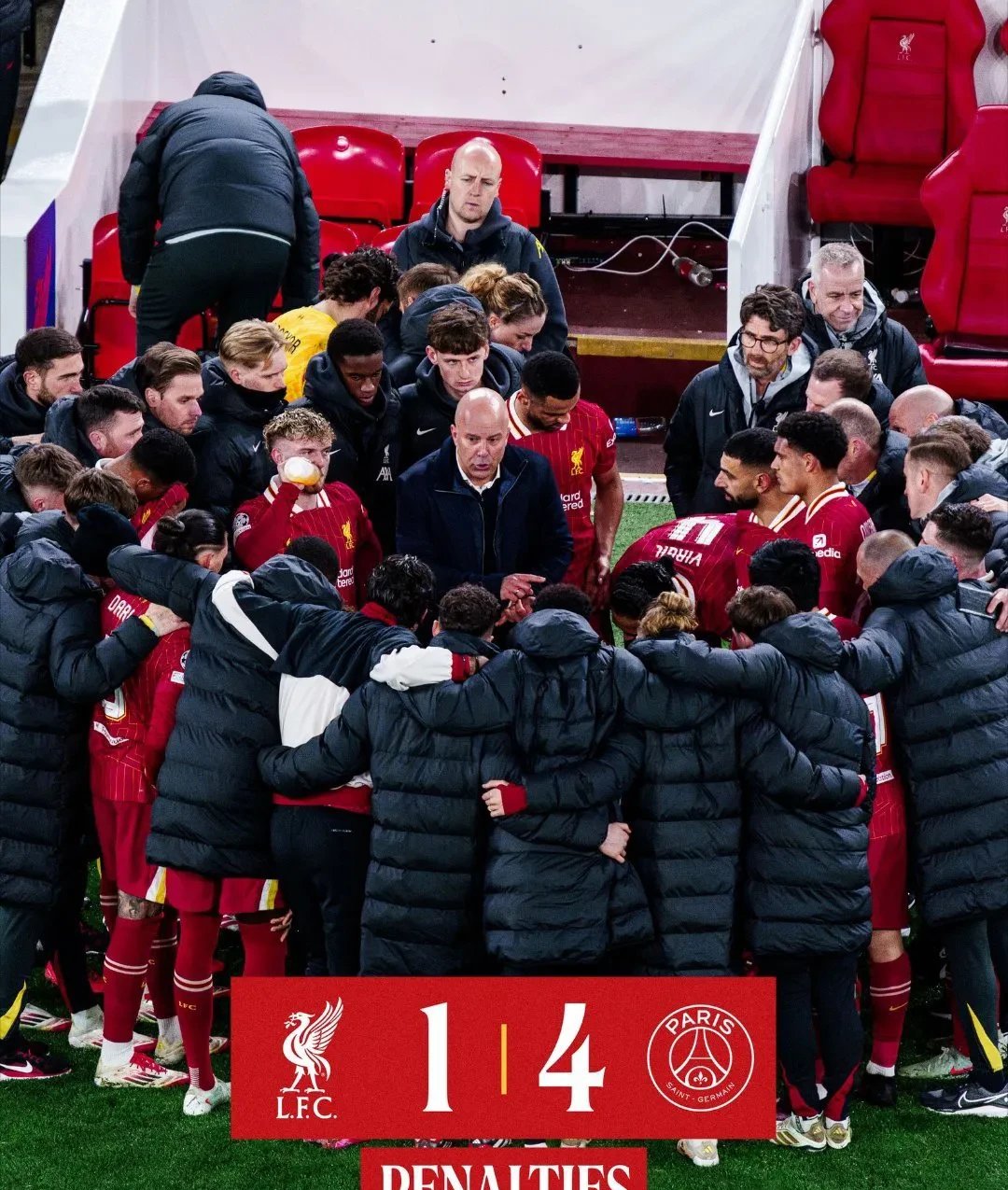 英超联赛上演激烈对抗,球迷狂热支持 英超联赛上演激烈对抗,球迷狂热支持