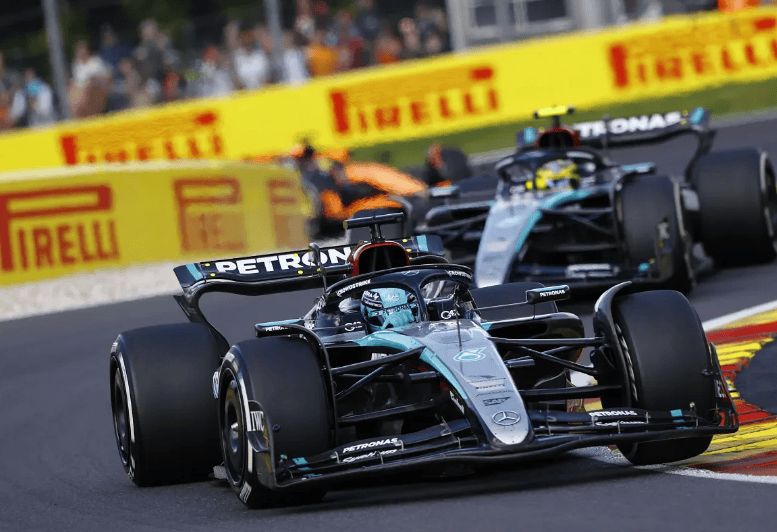 关于梅赛德斯横扫索伯车队，拉塞尔点燃赛场的信息