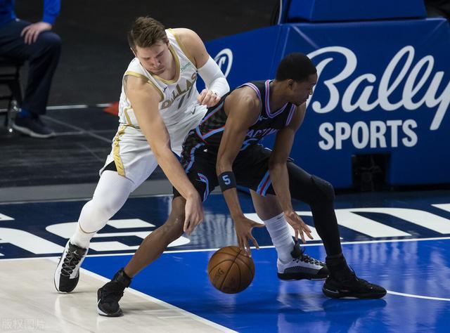 包含山东队力克四川队，福克斯刷新纪录的词条