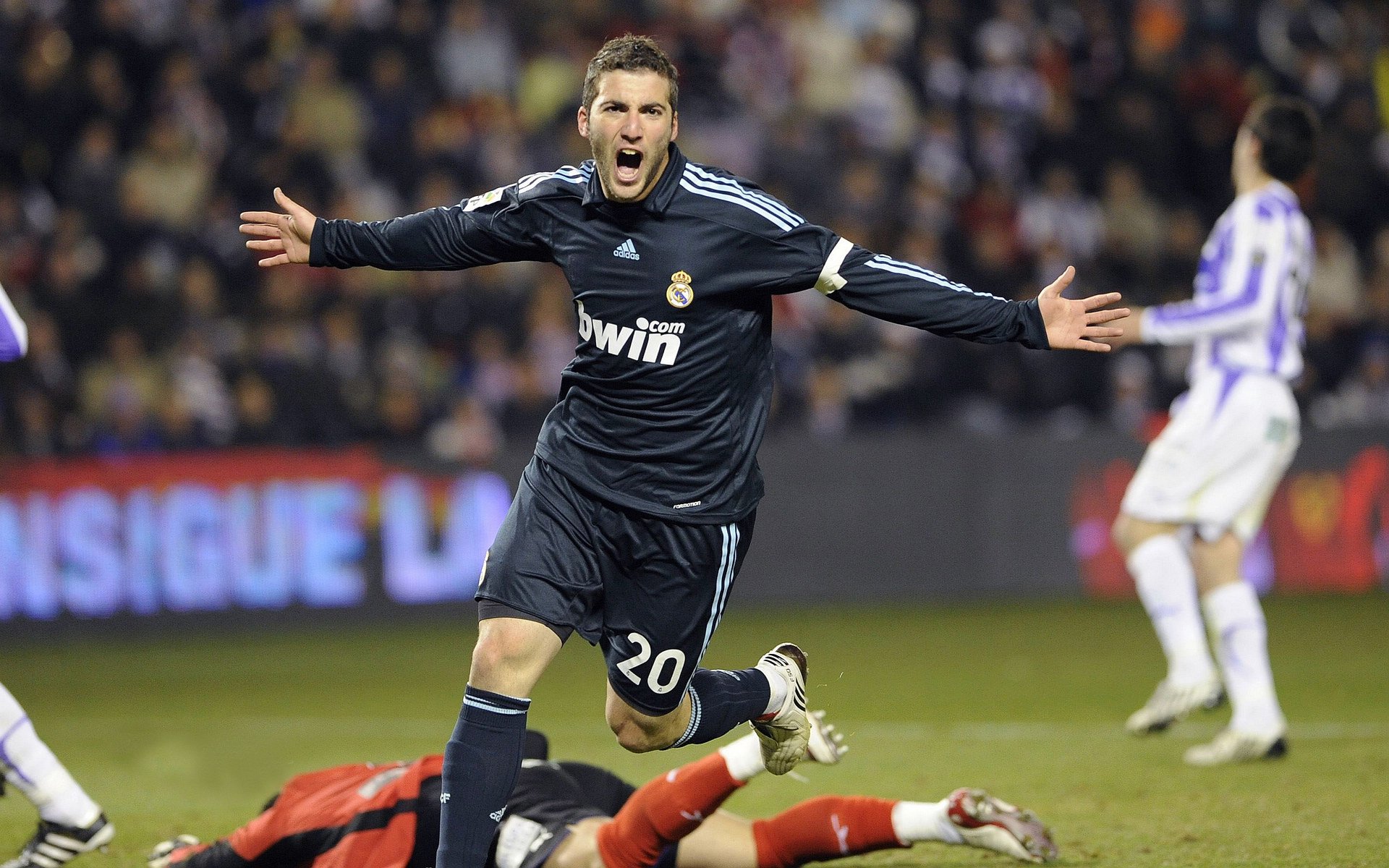 穆勒扛起全队,伊朗加时取胜尼斯,足球场上的意志与奇迹